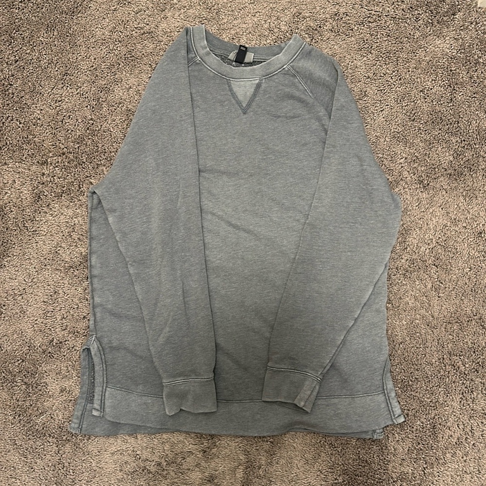 Universal thread, size medium sweatshirt.